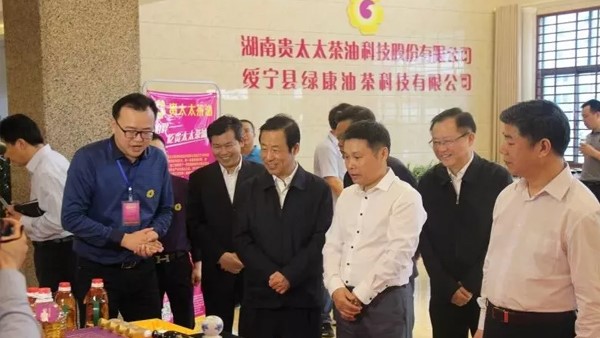 湖南省委副書記、省長許達(dá)哲視察貴太太，鼓勵貴太太打造一流茶油品牌，助力產(chǎn)業(yè)扶貧